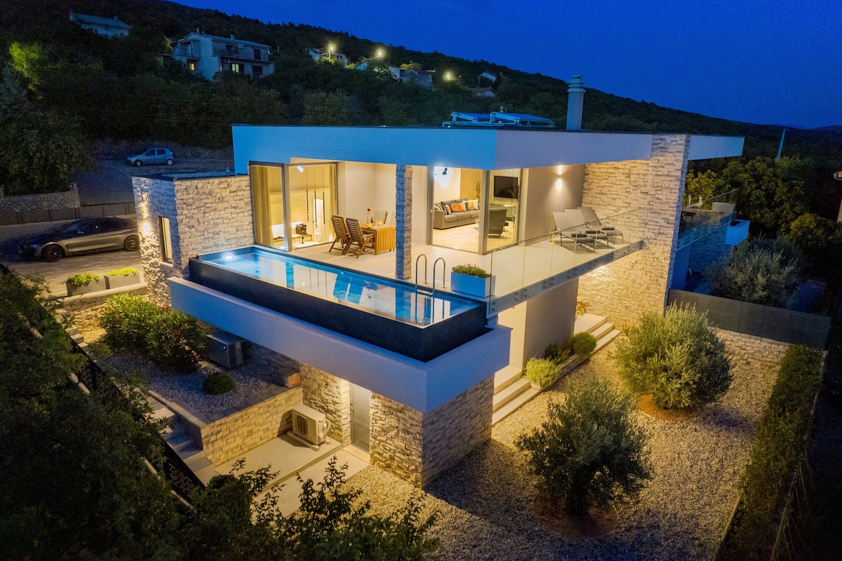 Modern luxury 2-bedroom villa with swimming pool