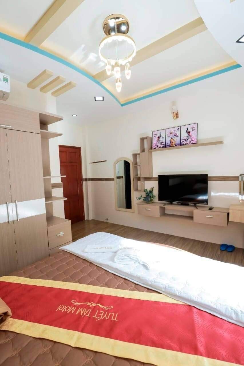 Double bed room at Tuyết Tám Con Dao motel