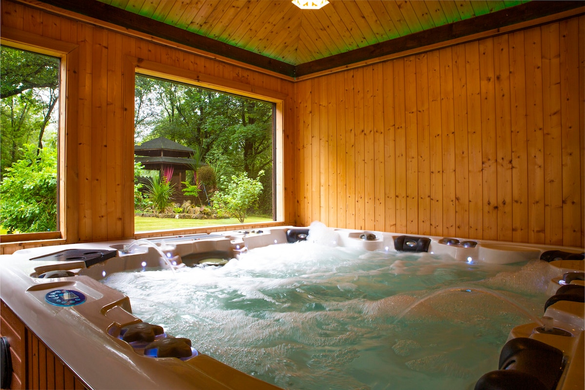 Country House with Hot Tub, 15 mins from West End!