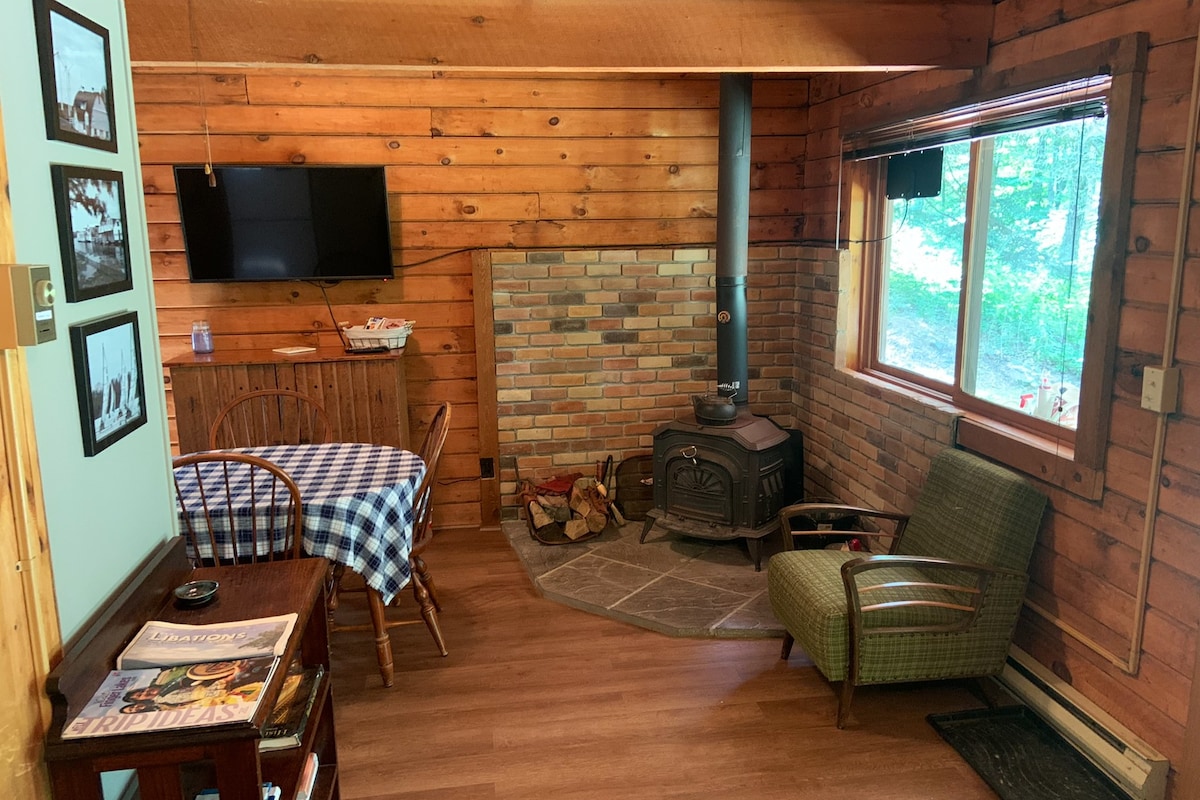 Pine Hill Retreat ：迷人的小木屋， 30英亩的木砌土地