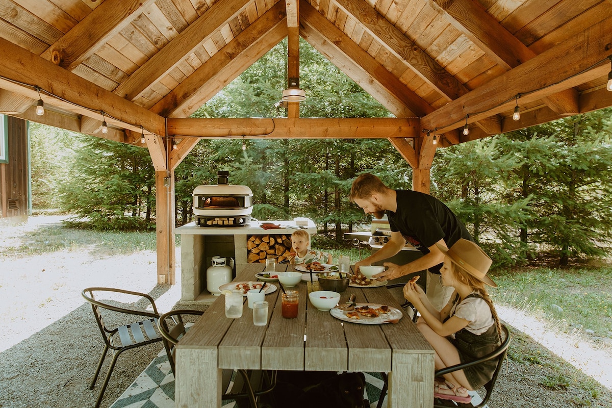 Charming, dog-friendly cabin with cedar hot tub