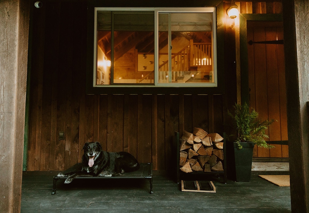 Charming, dog-friendly cabin with cedar hot tub