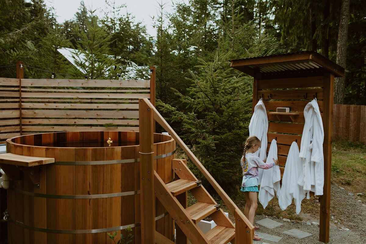 Charming, dog-friendly cabin with cedar hot tub