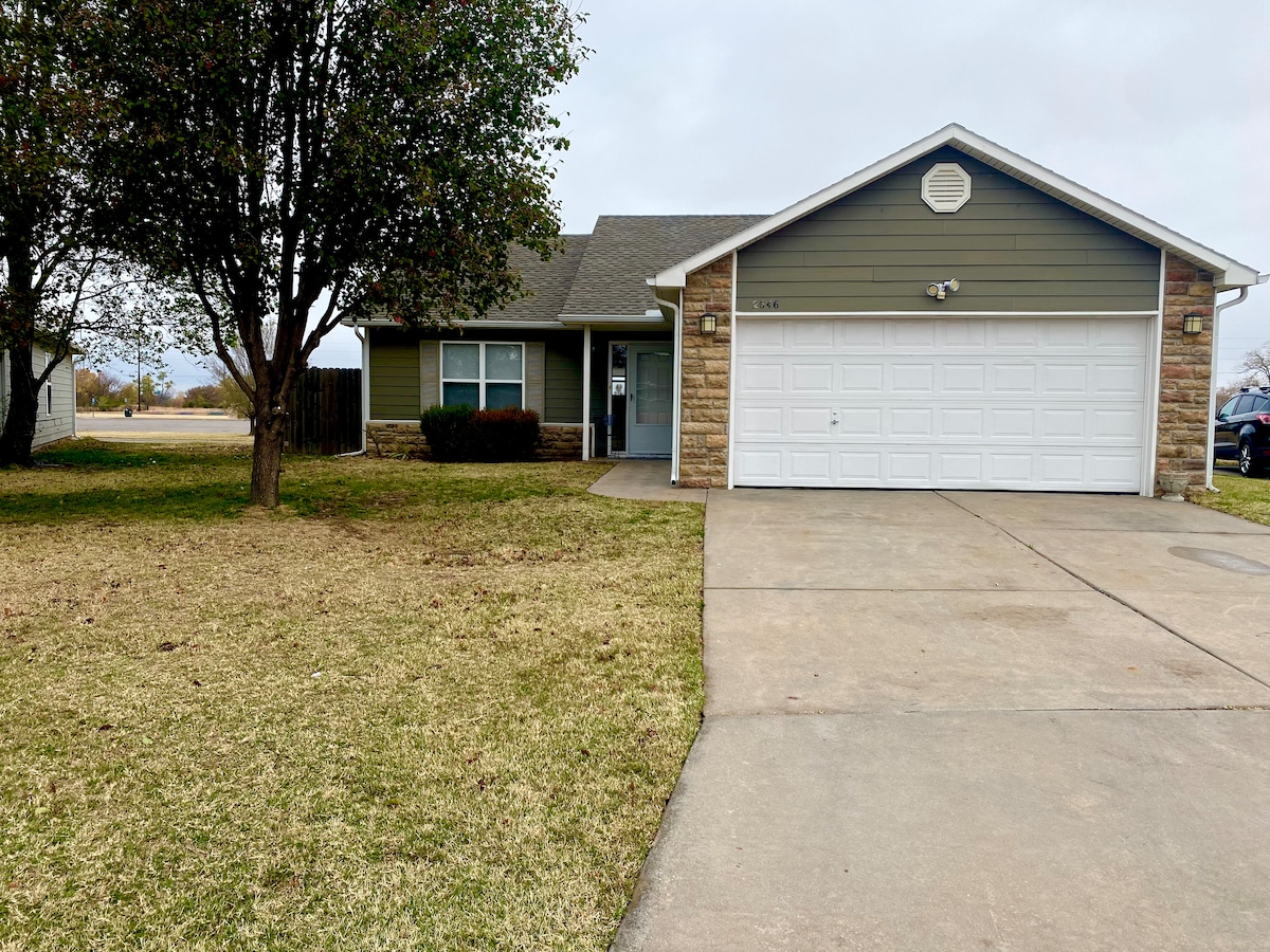 Comfortable 3BDR 2Bth house+Fenced Backyard