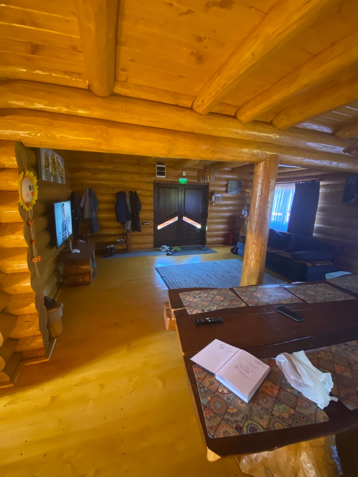 Cabana rustica din lemn cu ciubar