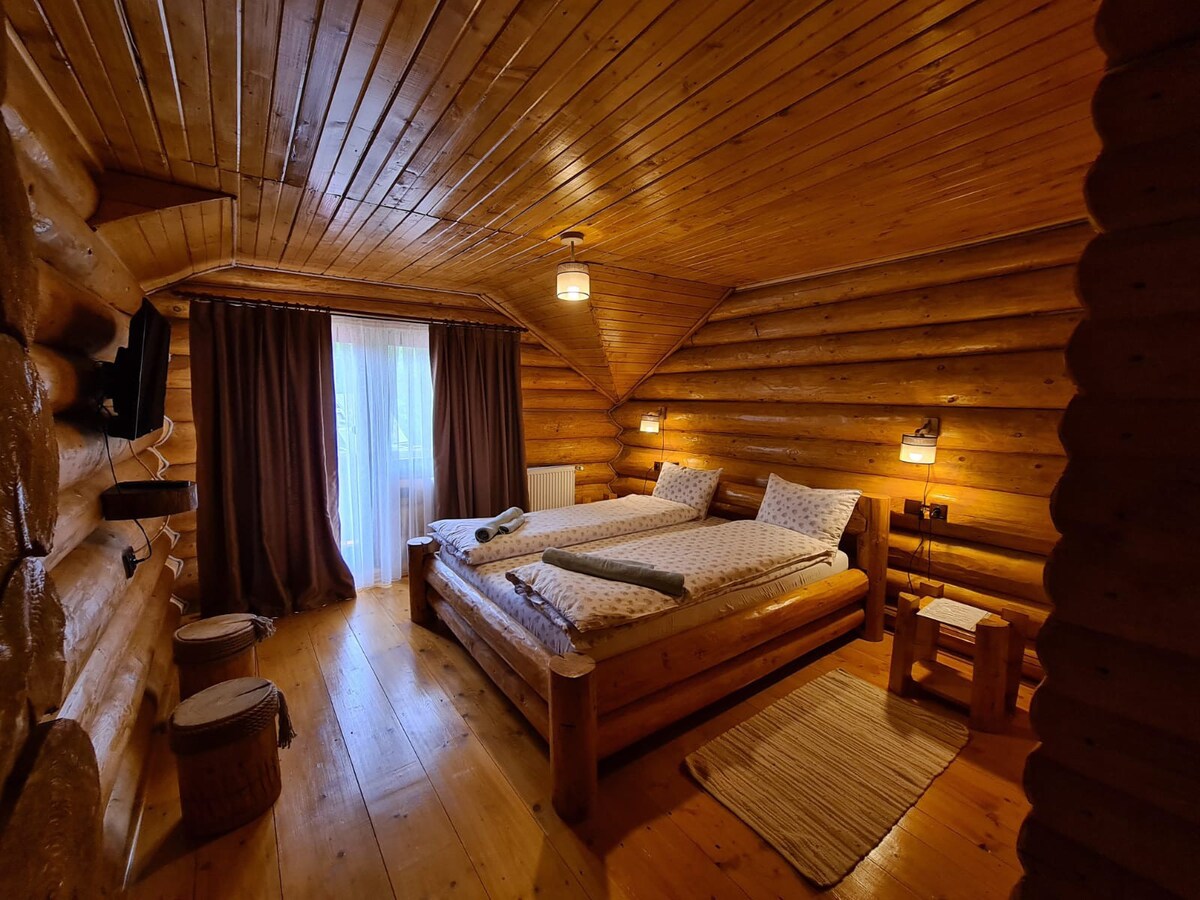 Cabana rustica din lemn cu ciubar