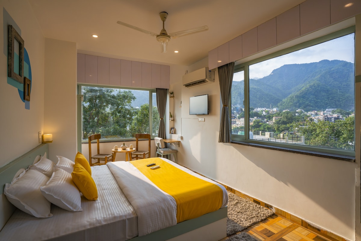 Deluxe Private Room (river view) near Laxman Jhula