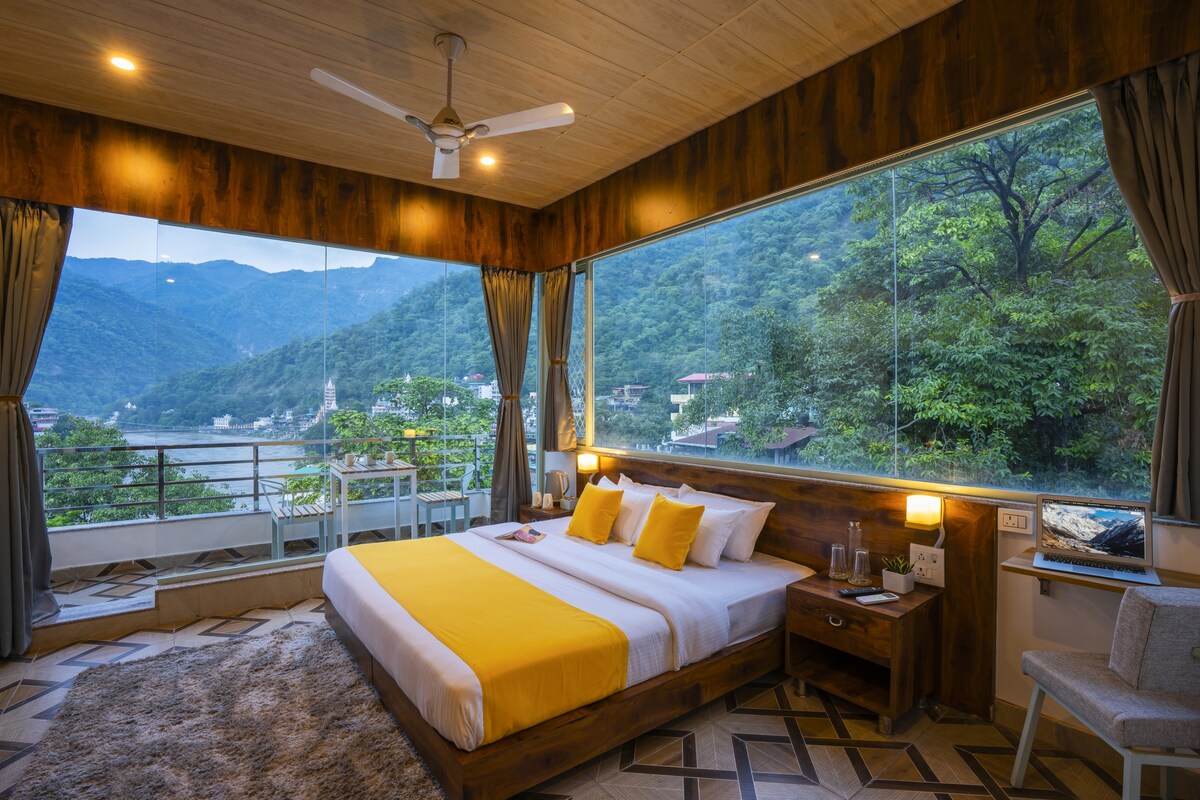 Luxury Room (river view/balcony) near Laxman Jhula