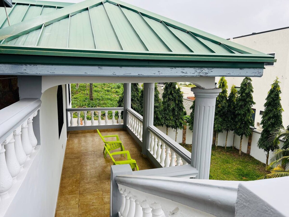 Peaceful, 6-bedrooms, minutes from Accra & Aburi