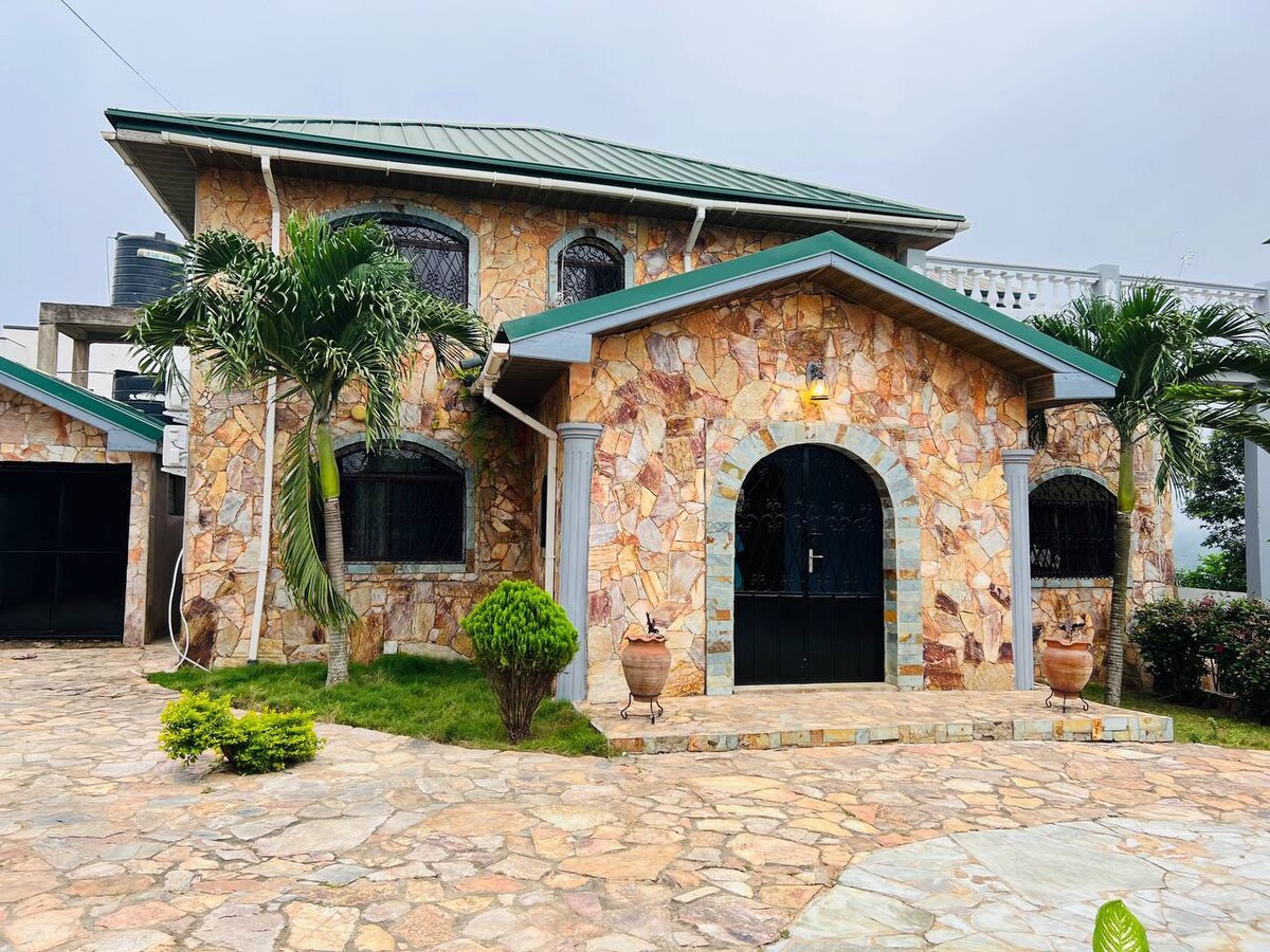 Peaceful, 6-bedrooms, minutes from Accra & Aburi