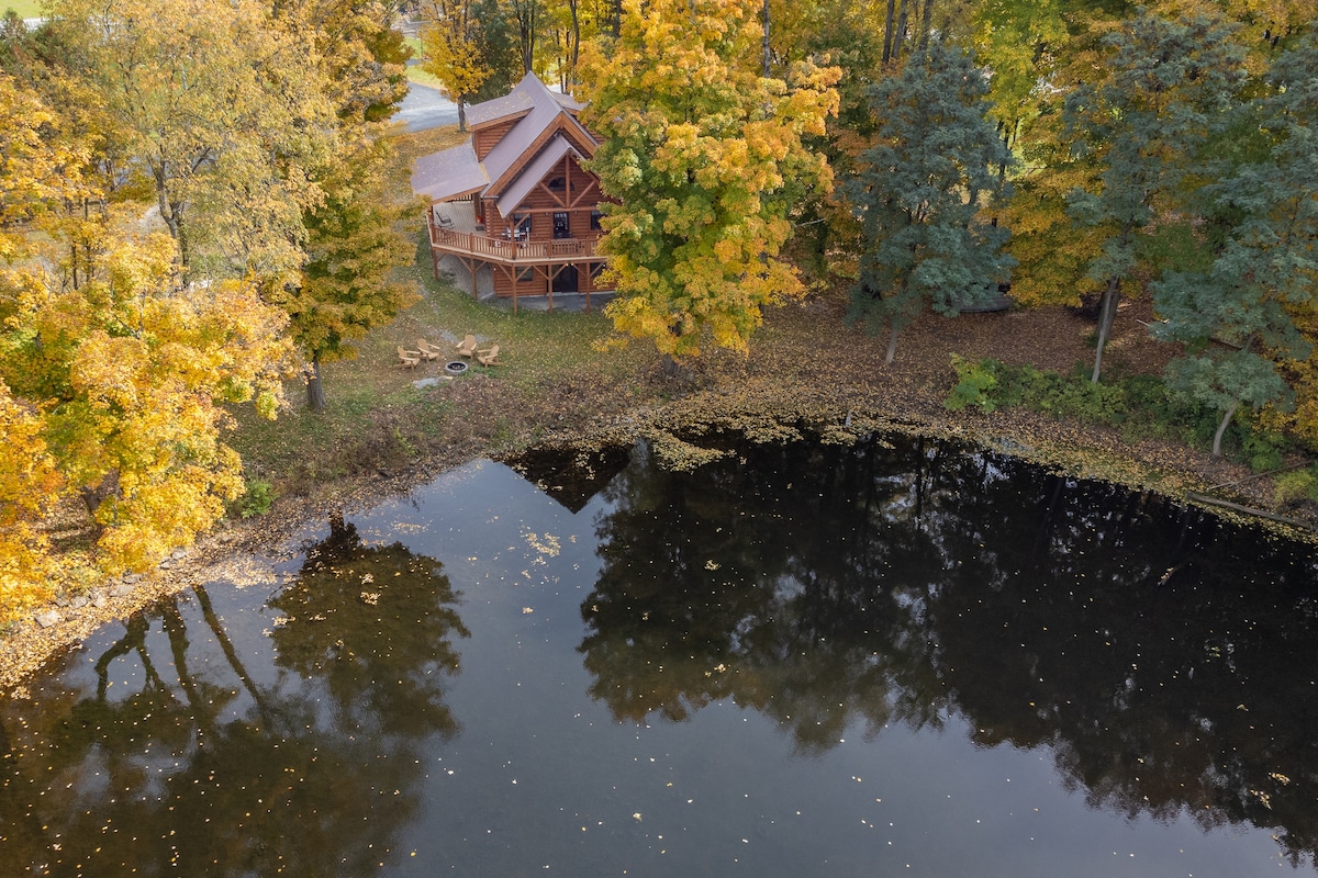 私人池塘上的正宗阿迪朗达克木屋