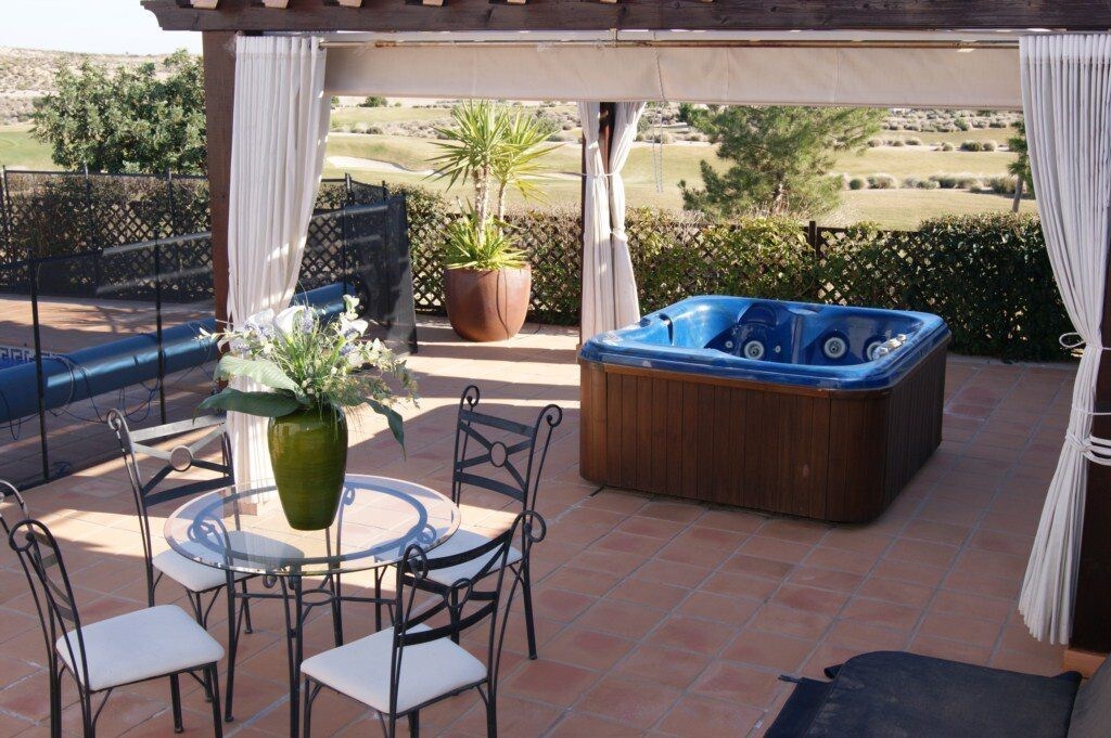 舒适宽敞的别墅，带泳池、热水浴缸和高尔夫景观