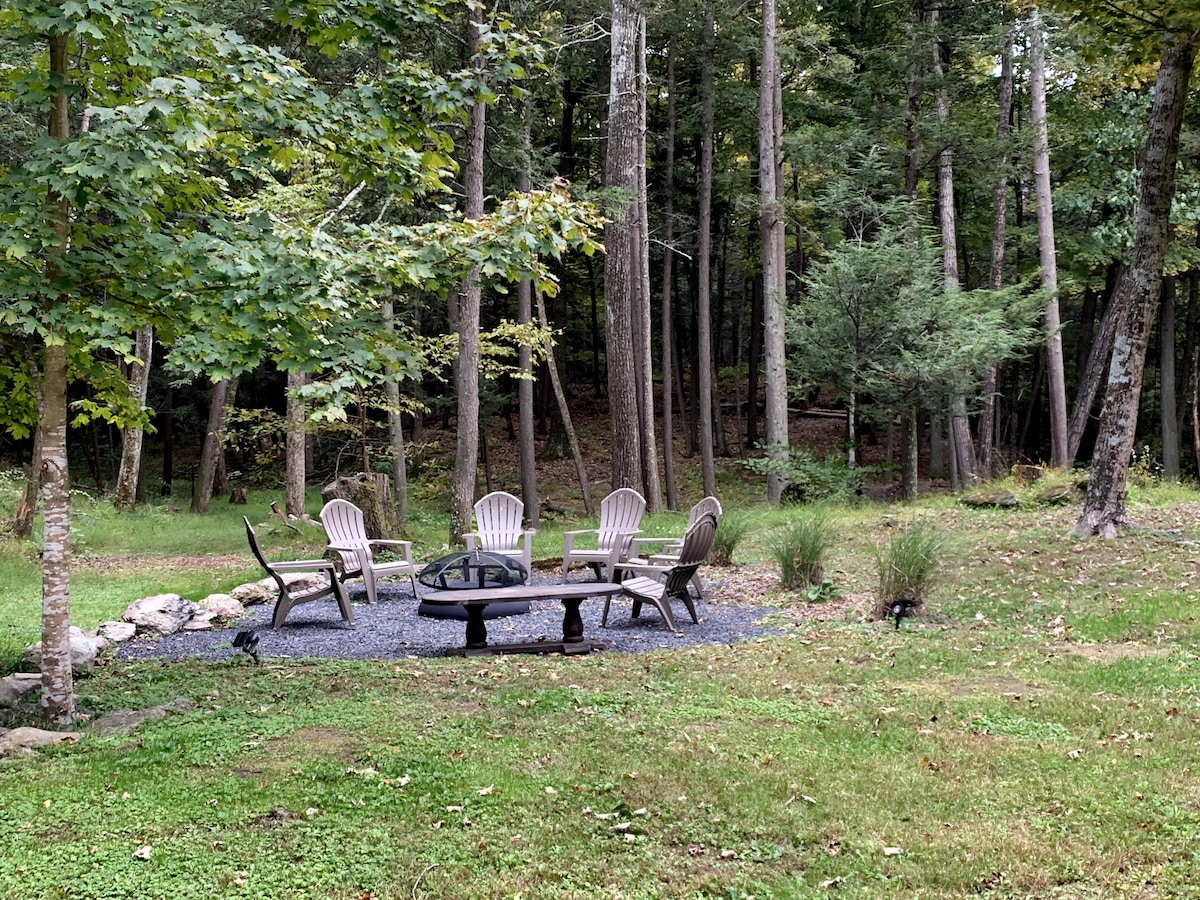 Modern 4Bed Log Cabin Surrounded by Nature