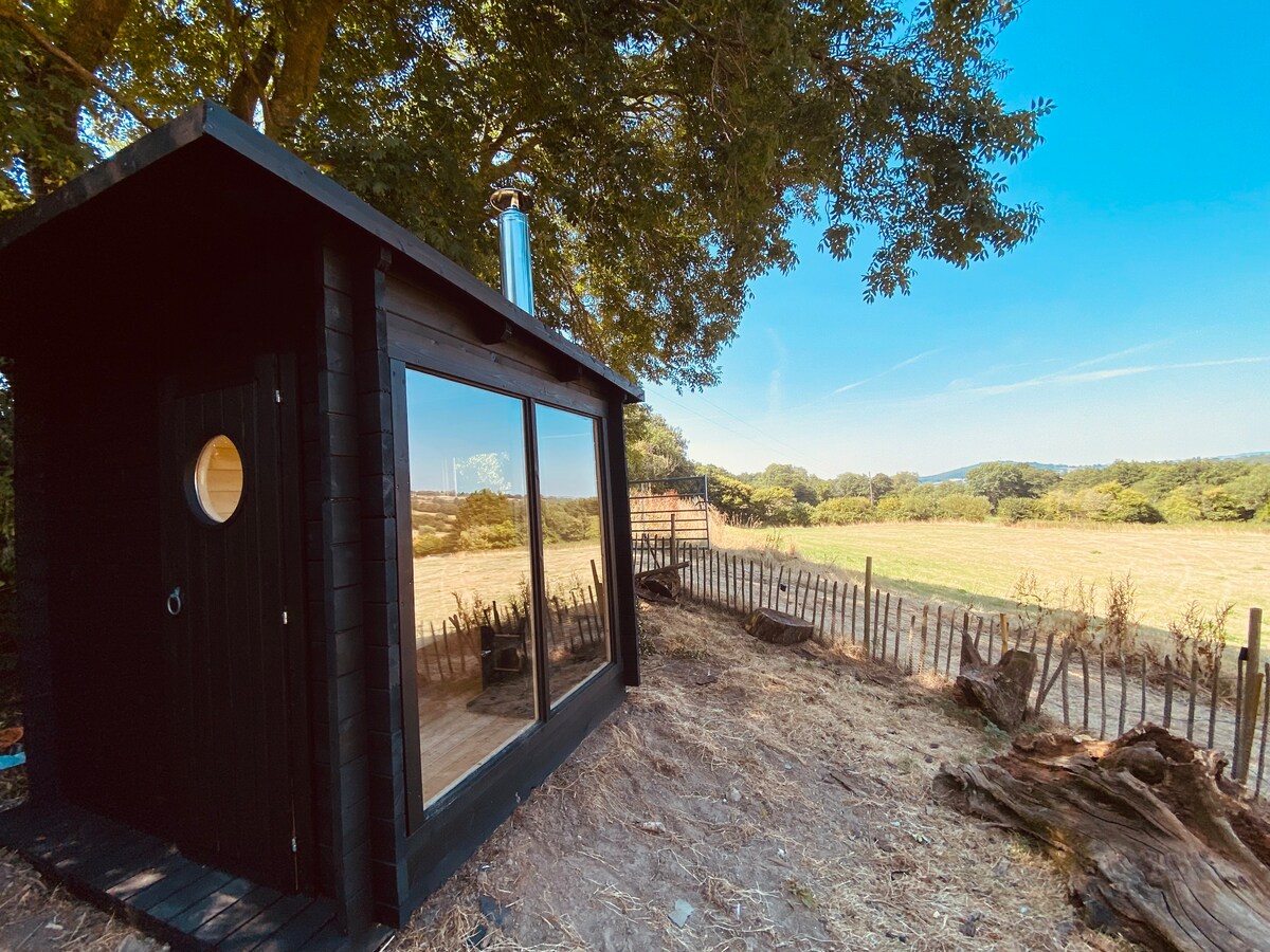 天使小屋健康水疗中心，带热水浴缸和桑拿浴室