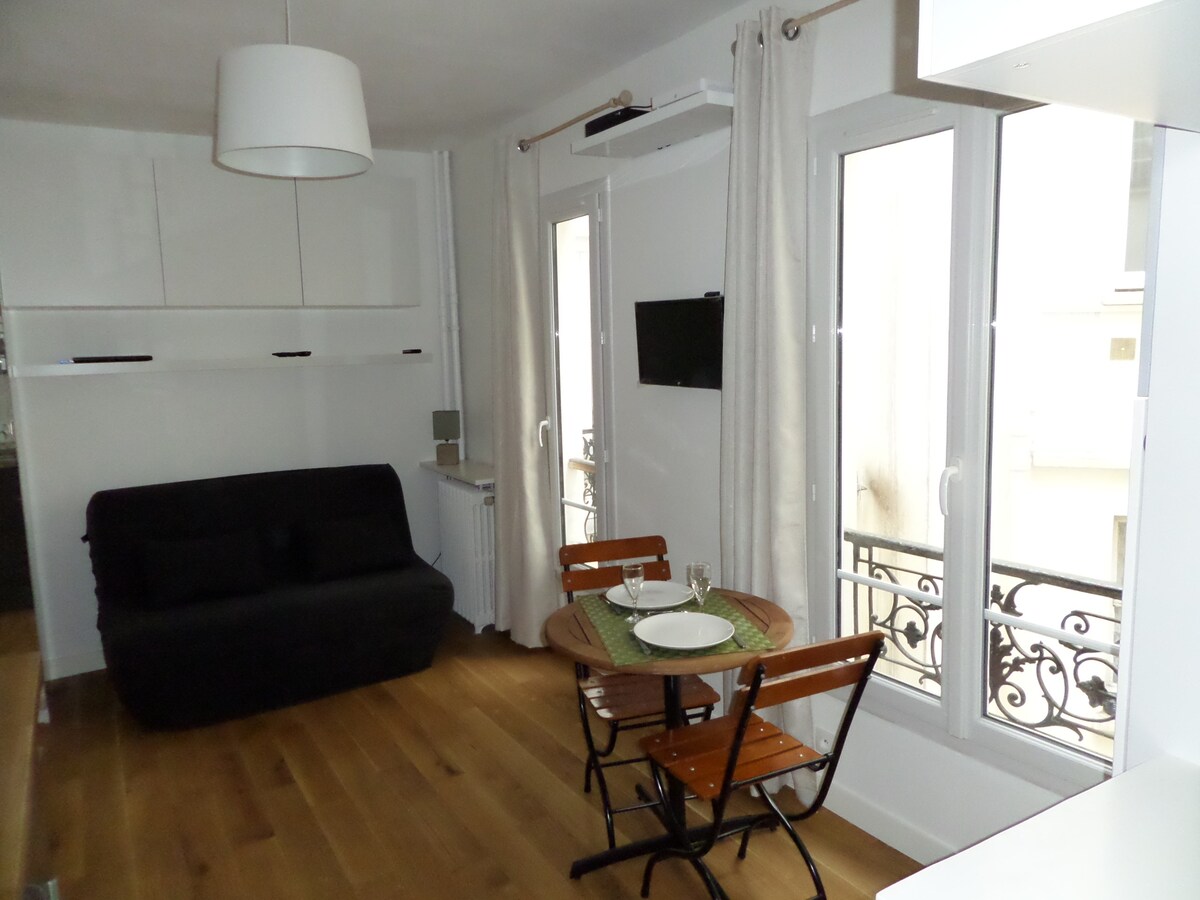 位于蒙马特阿贝塞（ Abbesse Montmartre ）的迷人单间公寓