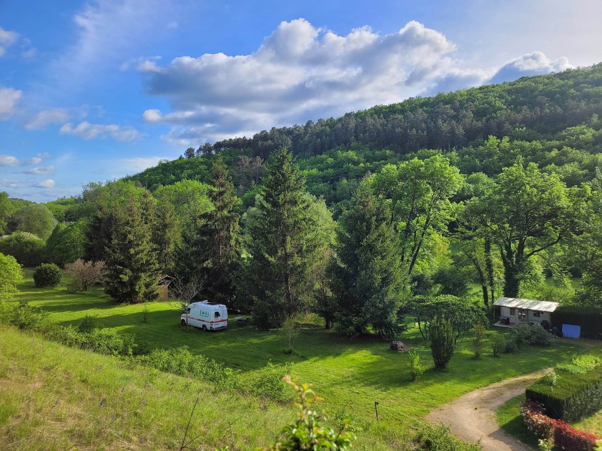 Camping proche des Eyzies au calme