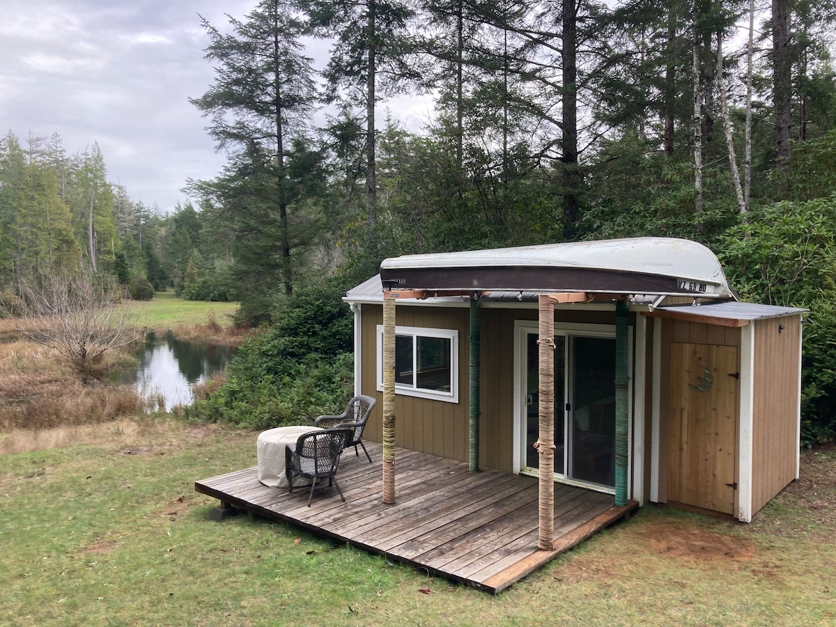 Cozy off grid cabin by seasonal pond