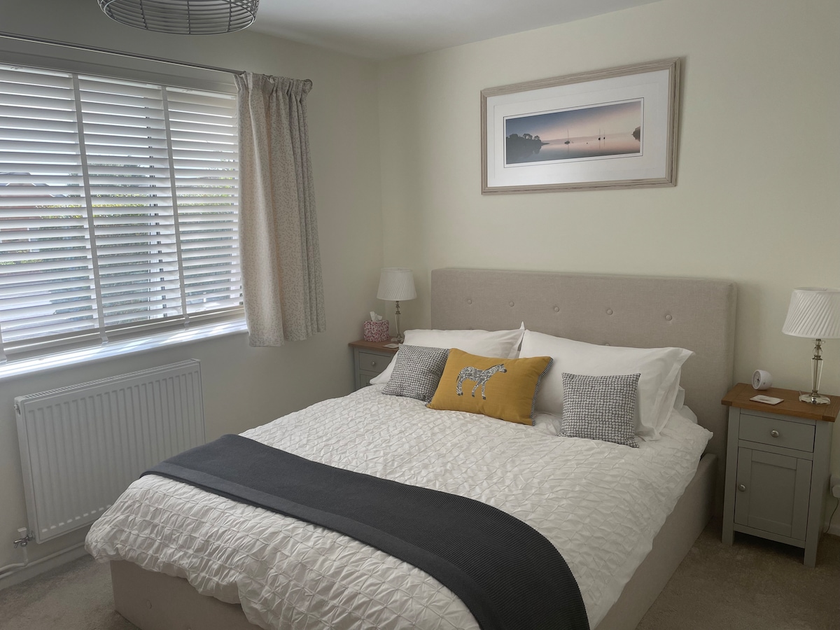 A quiet en suite room in convenient location