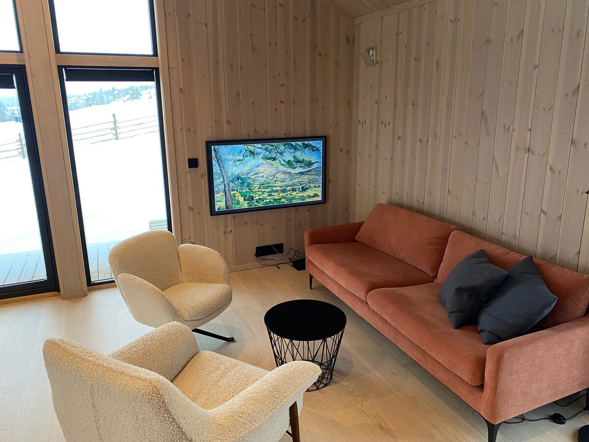 Modern, 4-bedroom family cabin with a great view!