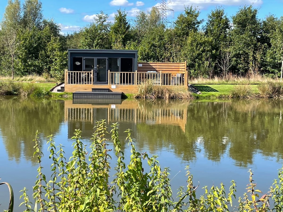 带热水浴缸和钓鱼的湖畔小屋