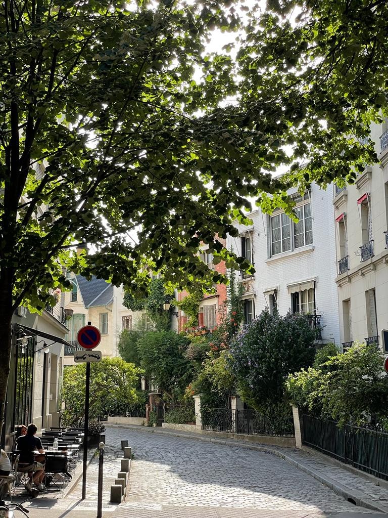 nid d'amour dans la plus belle rue de Montmartre