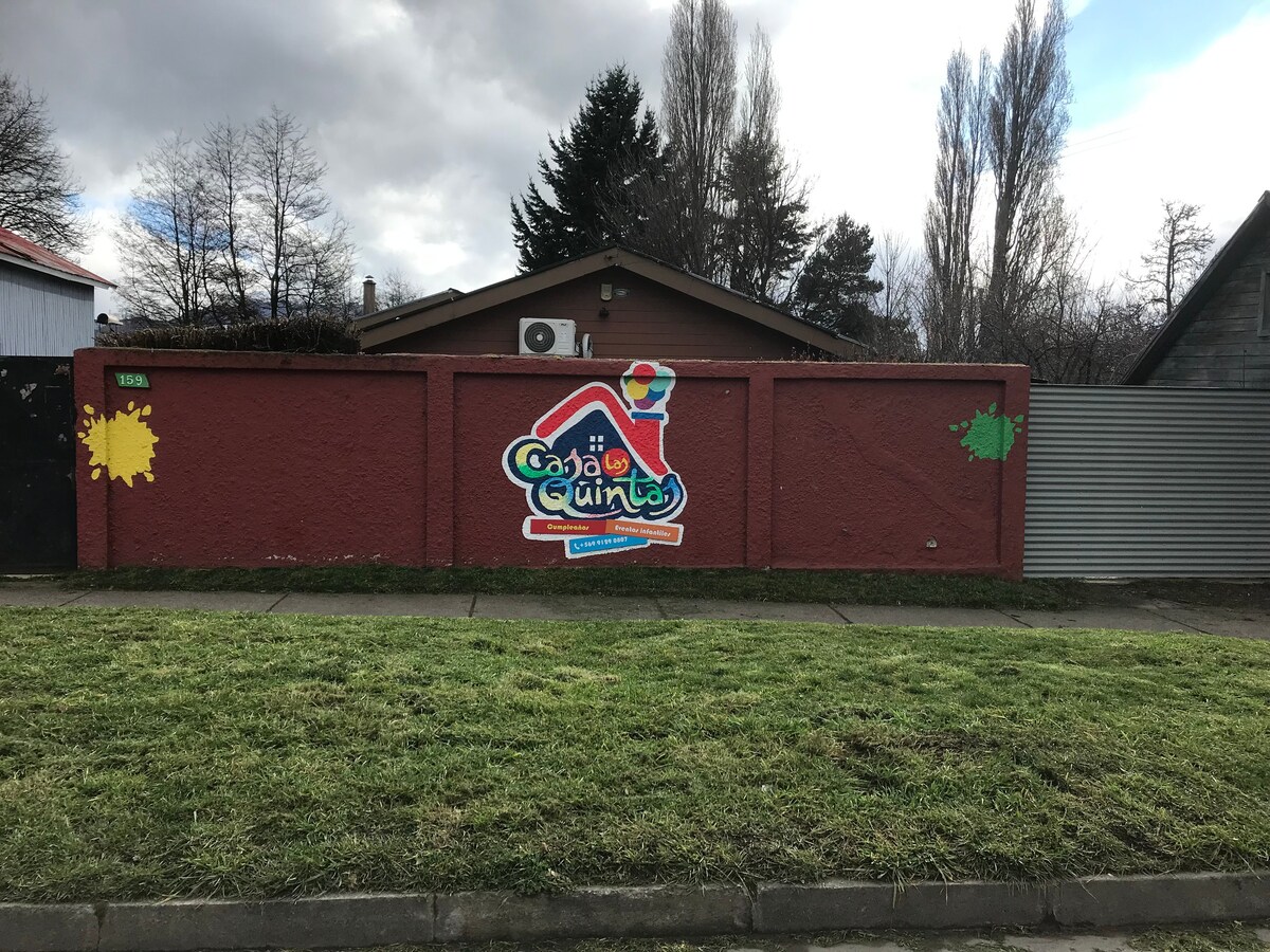 Casa grande muy cómoda con estacionamiento.