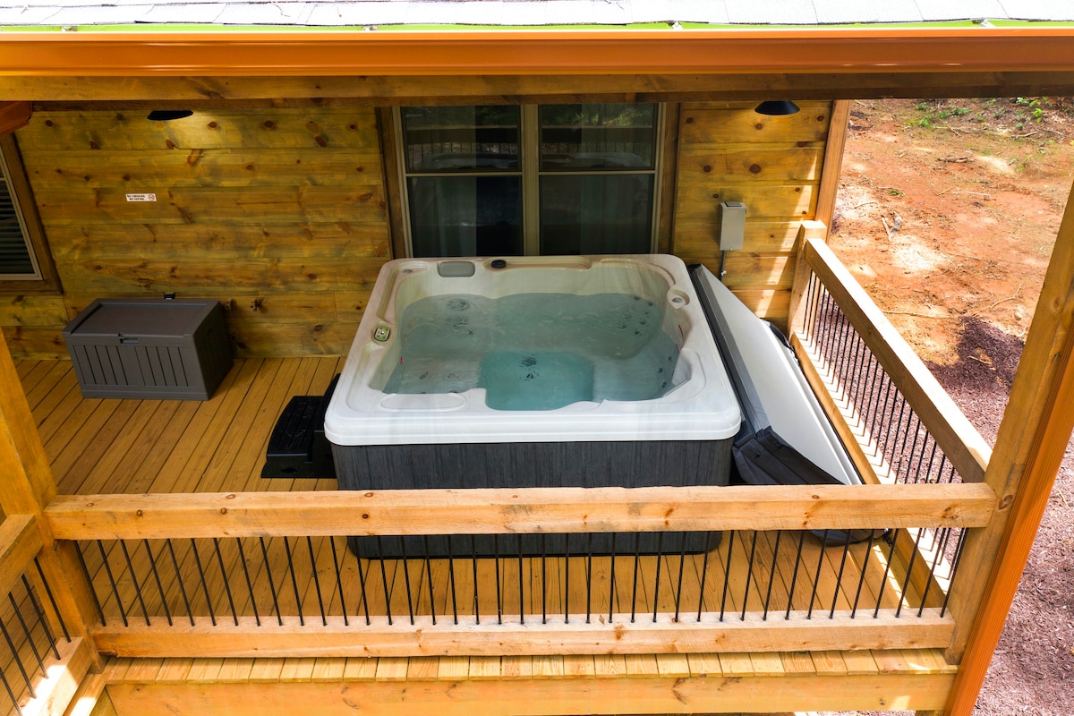 New Cabin w/ 2 King Suites, Grand Porch & Hot Tub (No Cleaning Fees)
