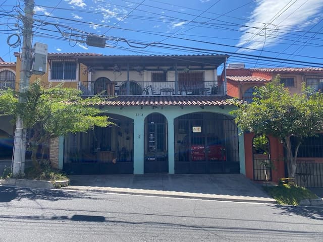 Antiguo Cuscatlán的民宿