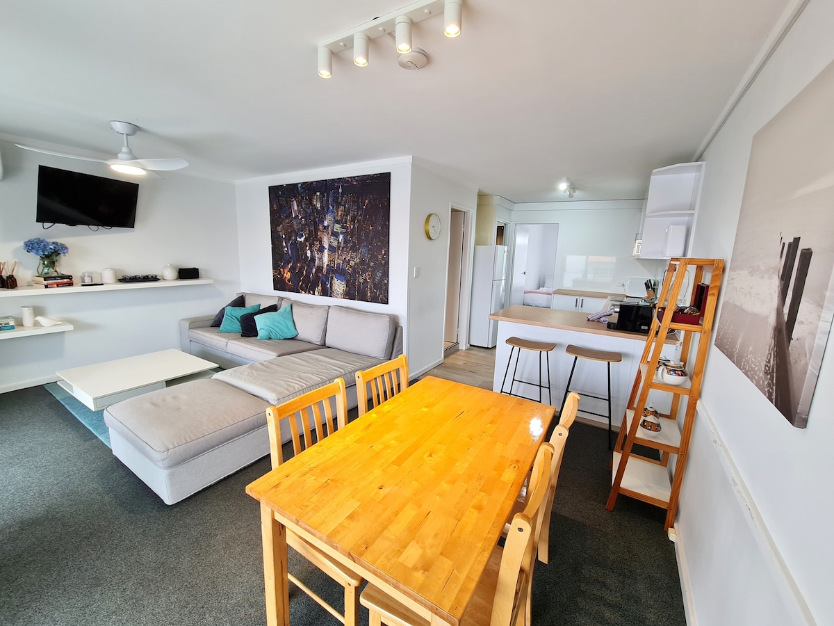 Chic 2 bed Apartment on Scarborough Beach