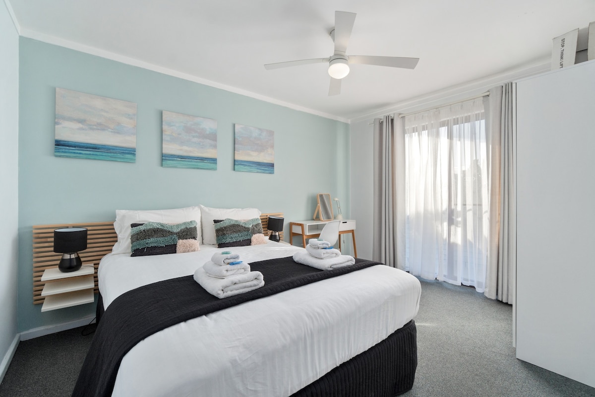 Chic 2 bed Apartment on Scarborough Beach