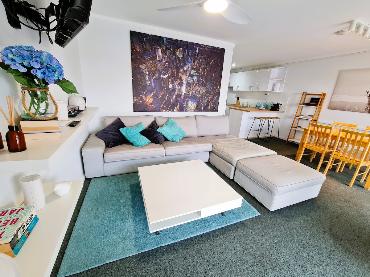 Chic 2 bed Apartment on Scarborough Beach