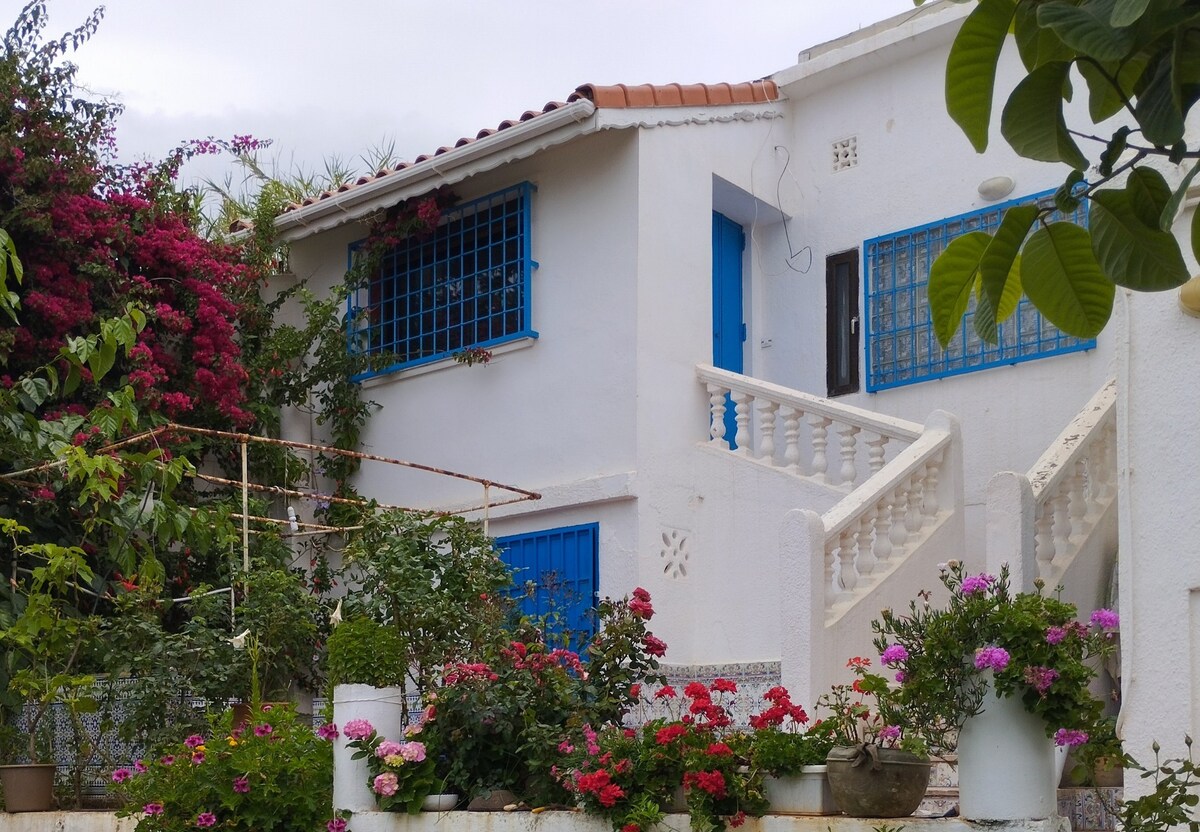 Beau studio dans belle maison en bord de mer