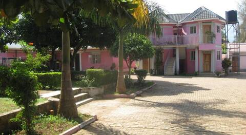R&R Gardens Hotel: Near the city with free parking