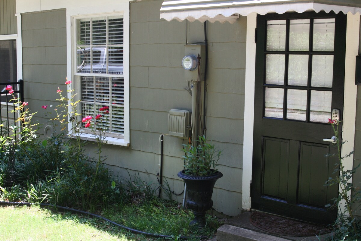 Adorable one bedroom (king) pool  house in Newnan