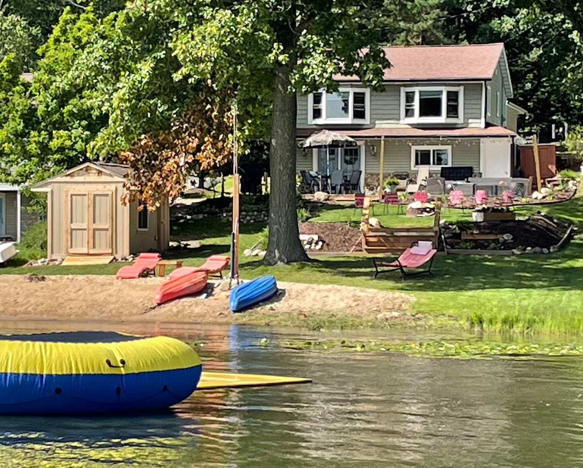 Relaxing Retreat| Bella Lakehouse on Townline Lake