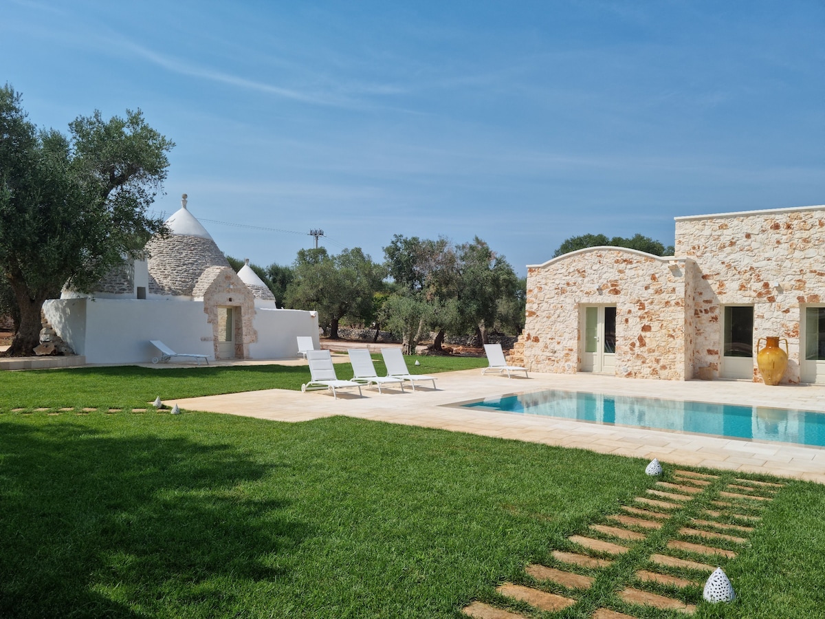 Casa Tonini. Luxury villa, trulli & heated pool.