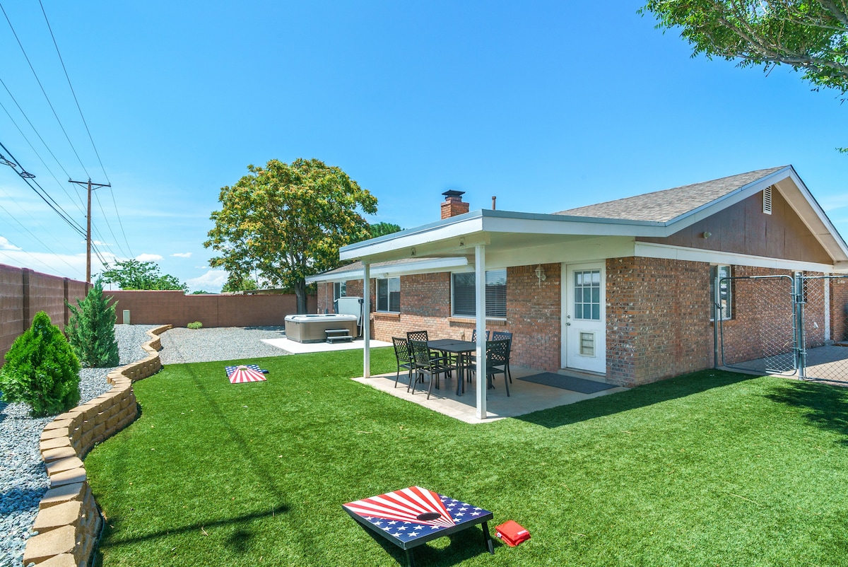 Sunset Home ABQ, Modern Retreat w/3 King Beds