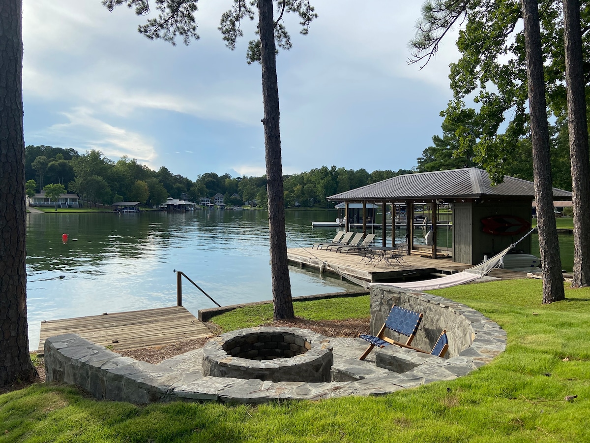 A classic lakeside retreat at Lake Martin!