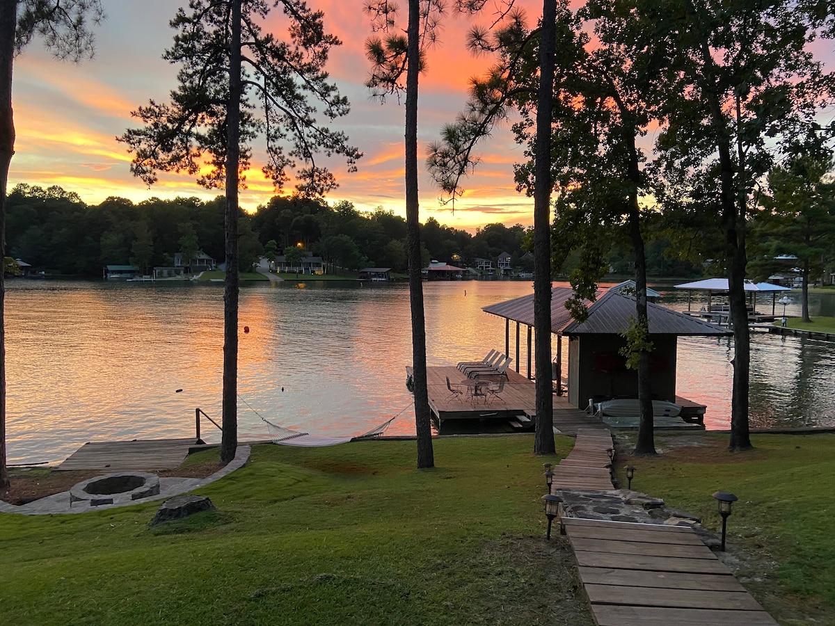 A classic lakeside retreat at Lake Martin!