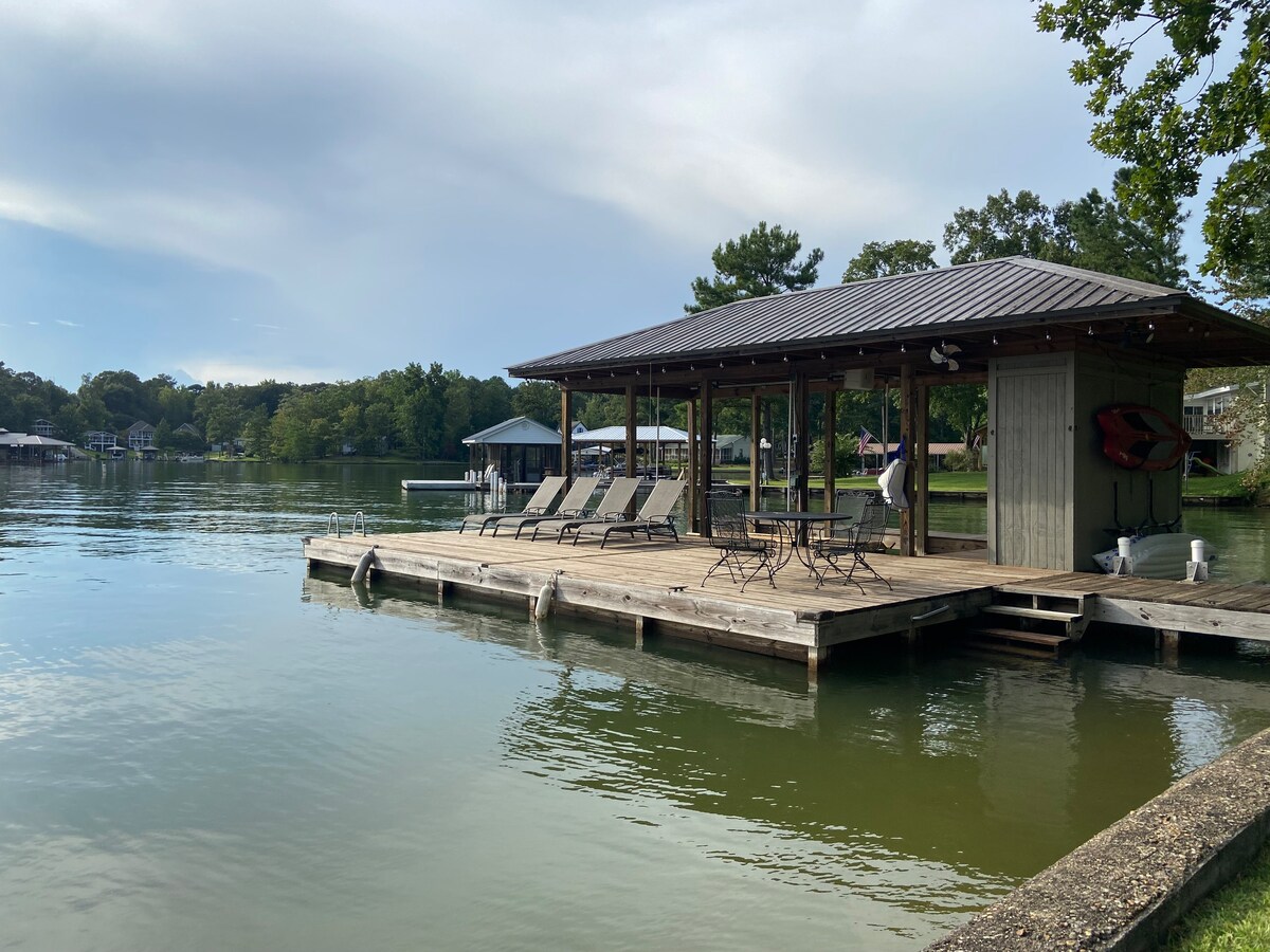 A classic lakeside retreat at Lake Martin!