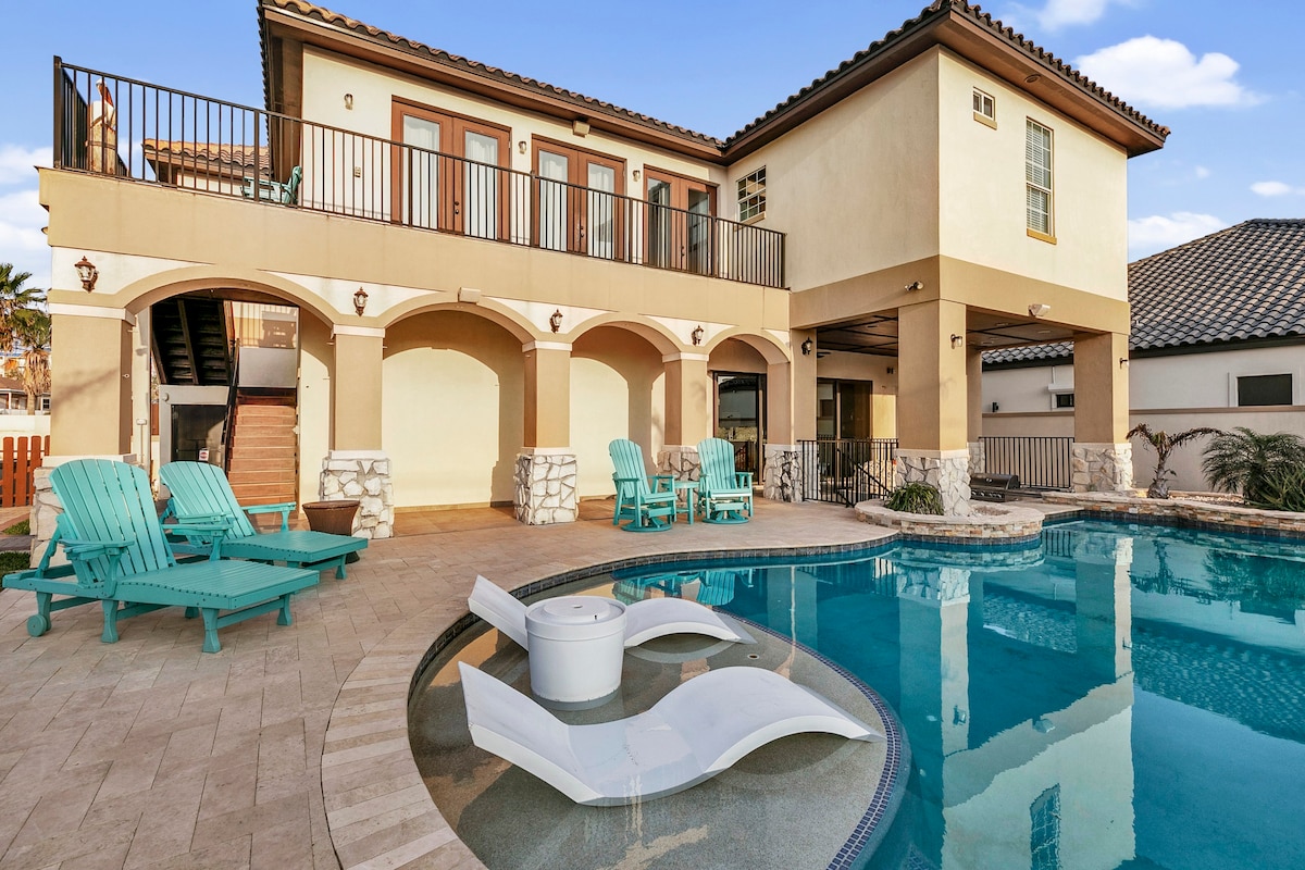 Large Home: Private pool and hot tub