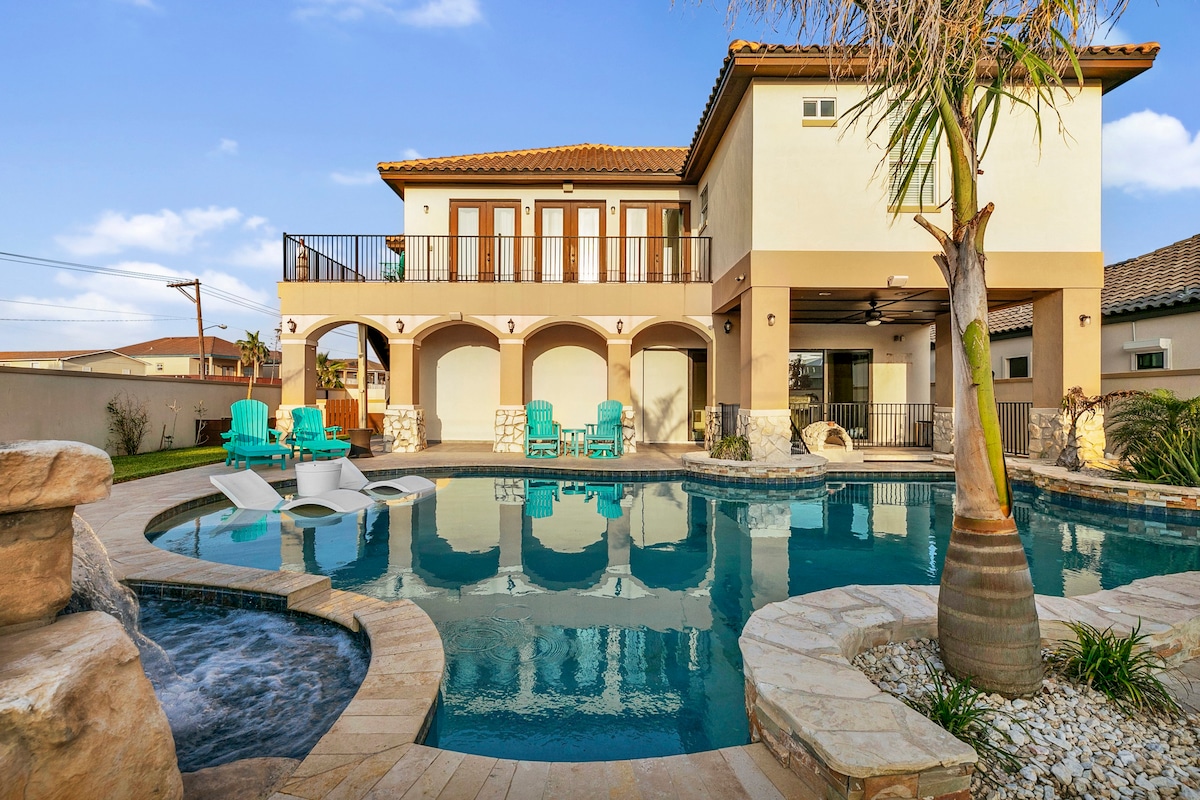 Large Home: Private pool and hot tub