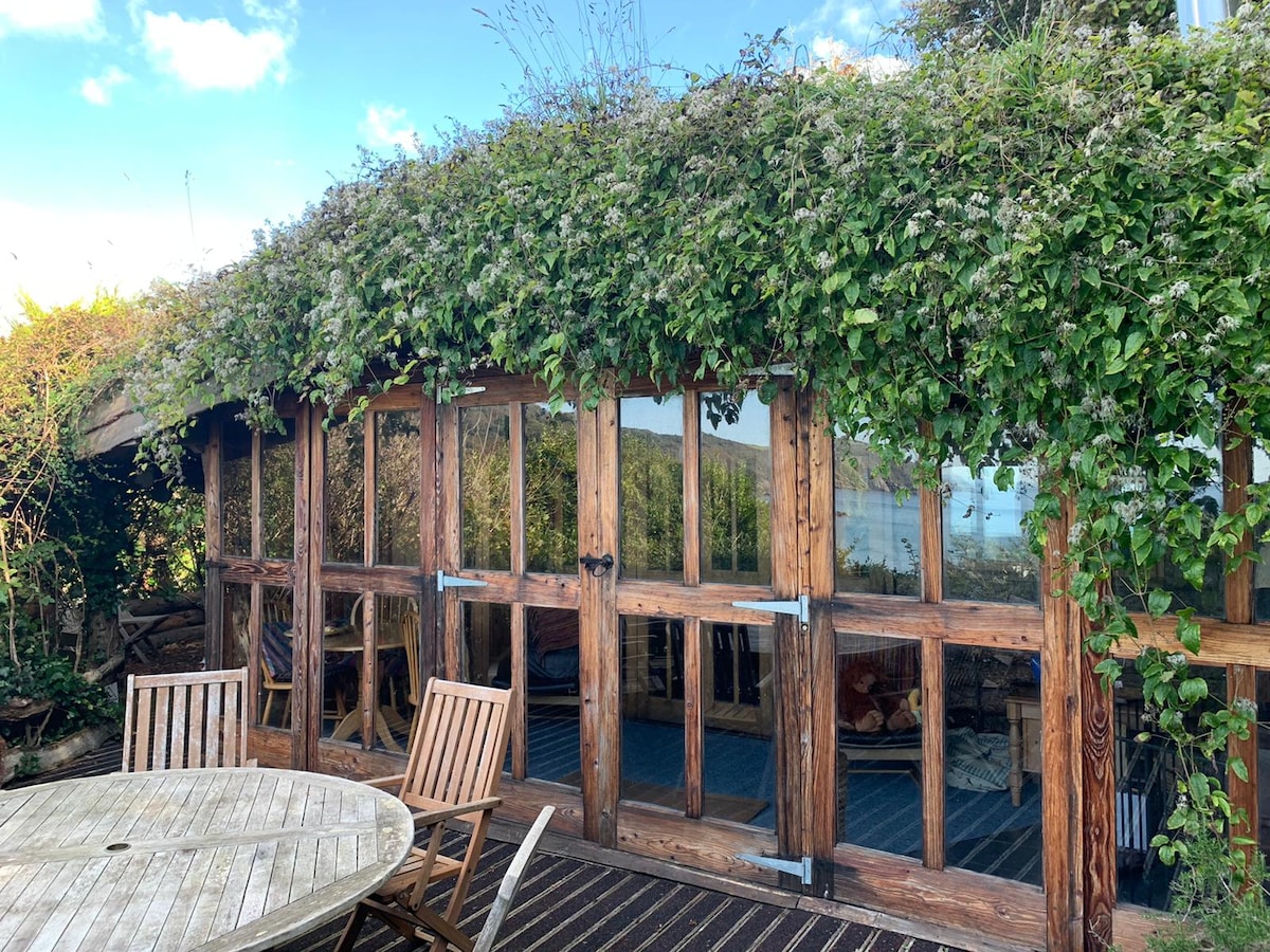 Delightful Log cabin on south coast of Cornwall