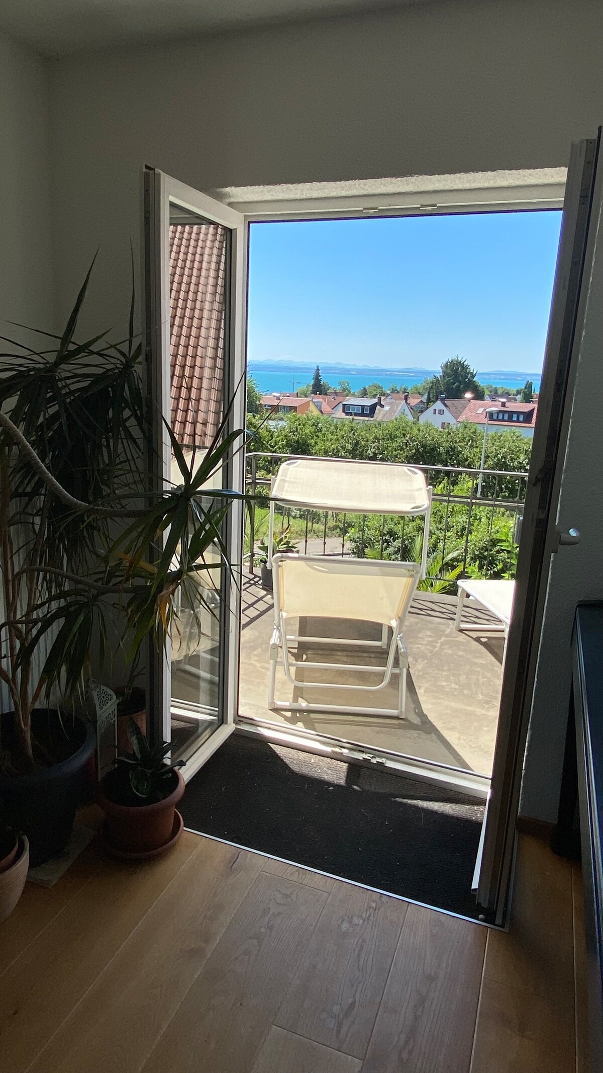 Apartment with Lakeview near a Farm