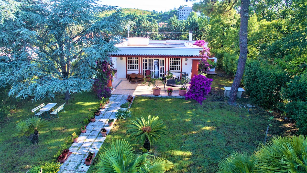 Villa panoramica con giardino e piscina a Minturno