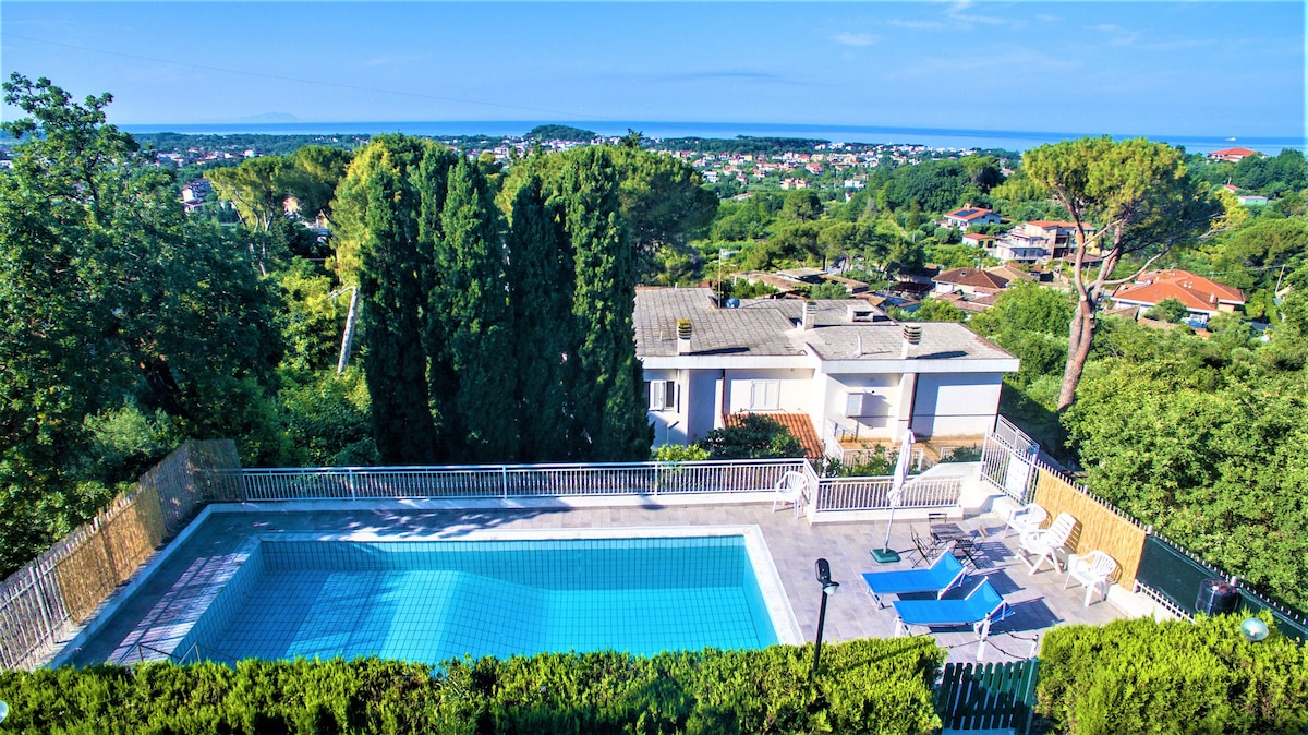 Villa panoramica con giardino e piscina a Minturno