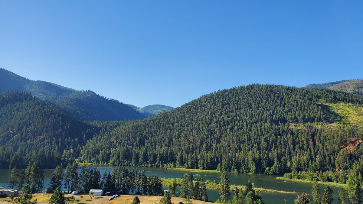 Eagle's Roost- Log cabin with Kootenai River views