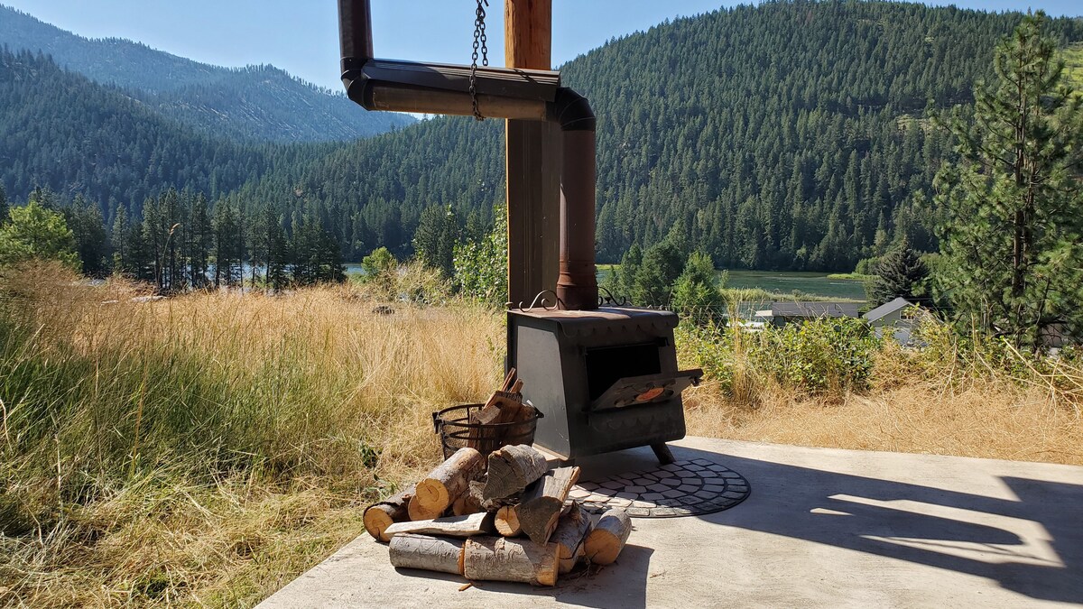 Eagle's Roost- Log cabin with Kootenai River views