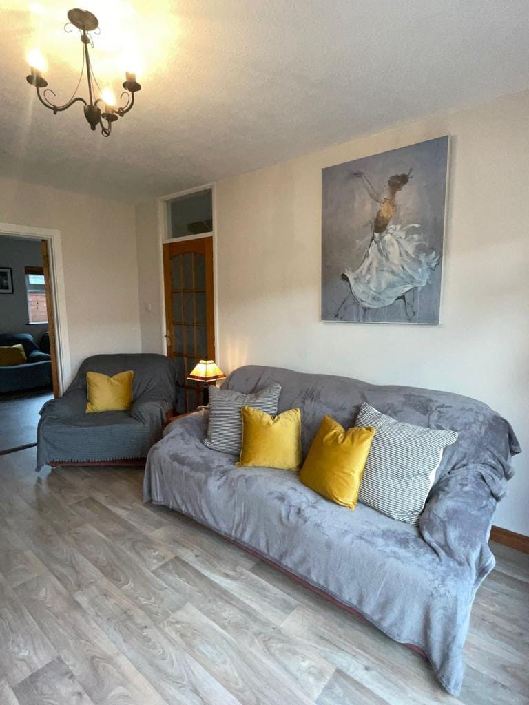 2-Bed Home with Free Parking, 10 Mins From Airport