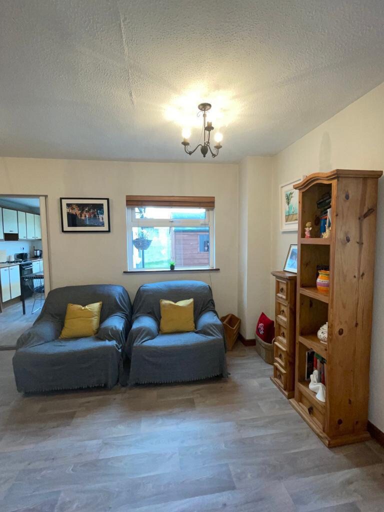 2-Bed Home with Free Parking, 10 Mins From Airport